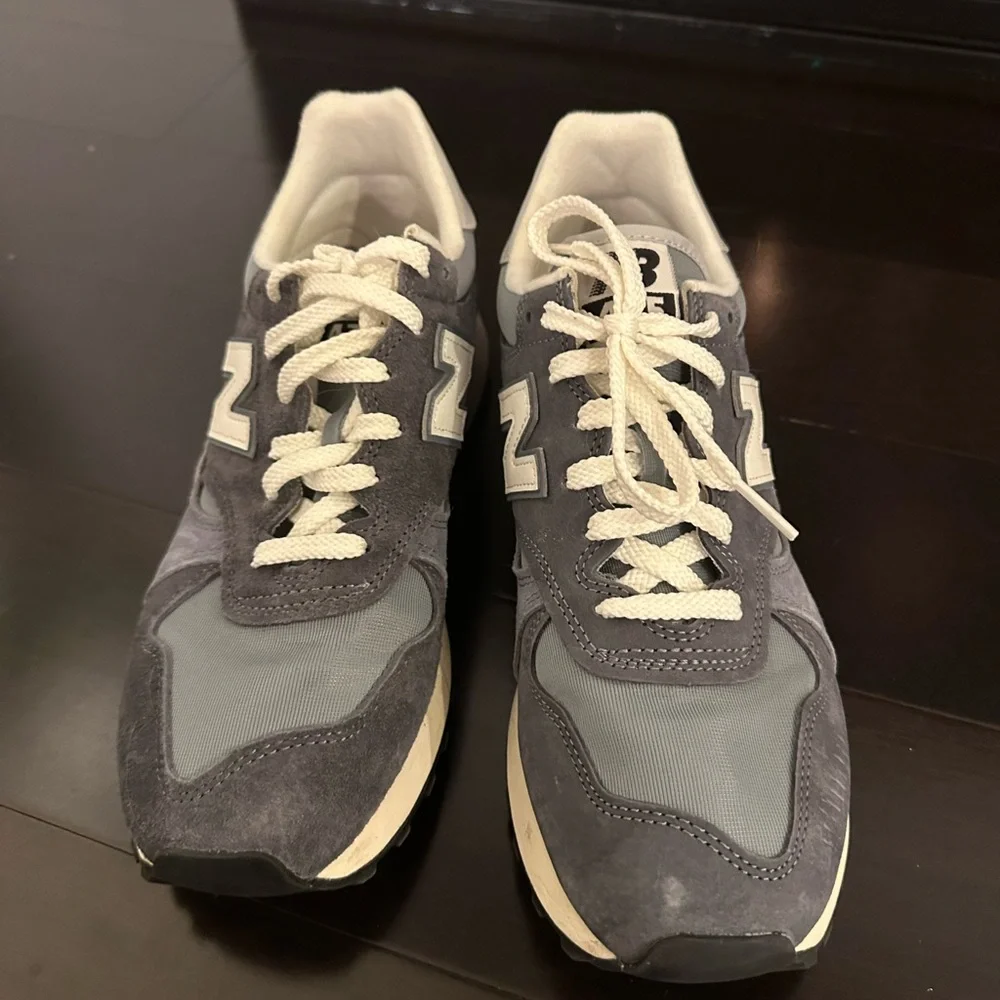 New Balance Women’s 10 Sneakers - Picture 3 of 6